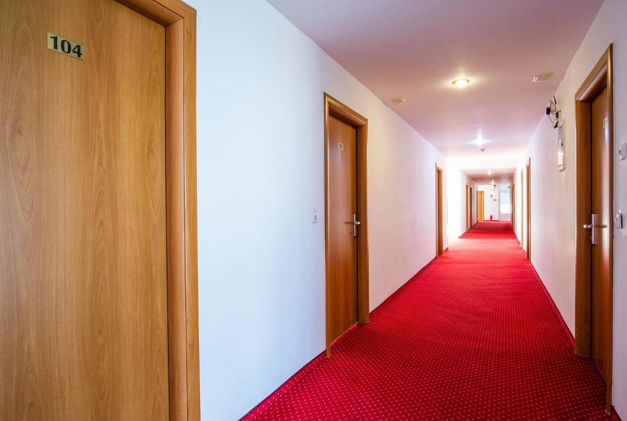 Hotel Dana サトゥ・マーレ エクステリア 写真
